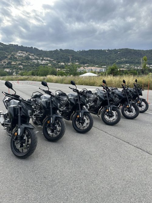 Motos Honda CB 500 Hornet sur la piste privée du CER St Barthélémy